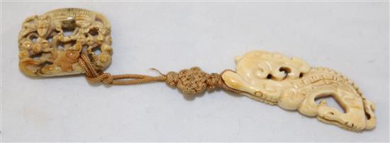 Two Chinese ivory toggles, 18th/19th century, 4.9cm and 2.8cm